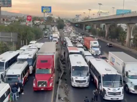 Bloqueos de transportistas paralizan la carretera México-Querétaro