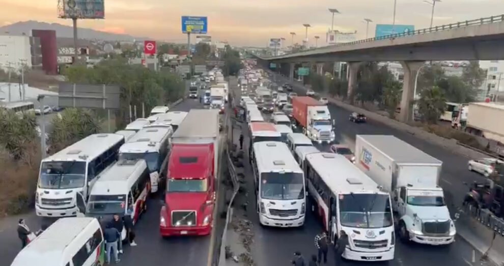 Bloqueos de transportistas paralizan la carretera México-Querétaro