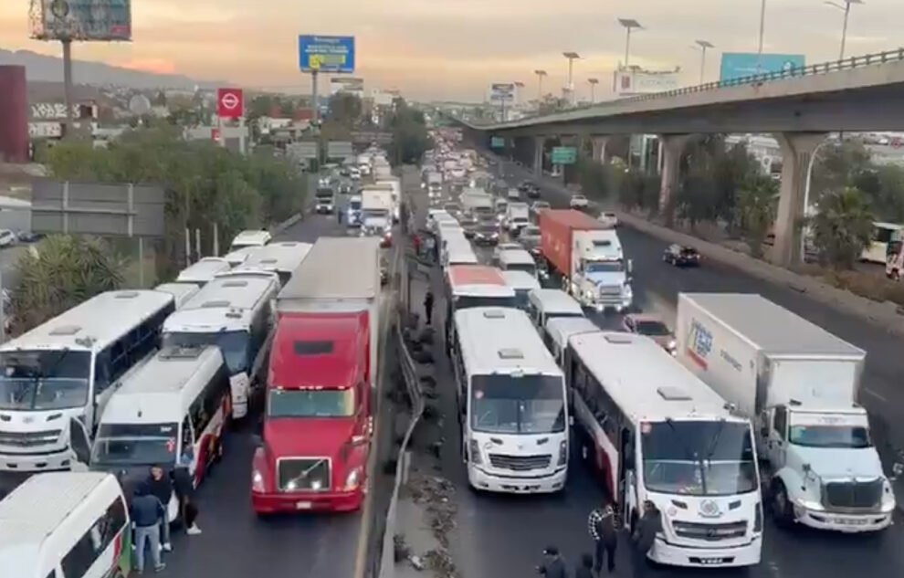 Bloqueos de transportistas paralizan la carretera México-Querétaro