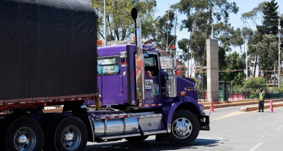 Caída del 12% en cruce de carga a EE. UU. por aranceles; robos agravan crisis del transporte