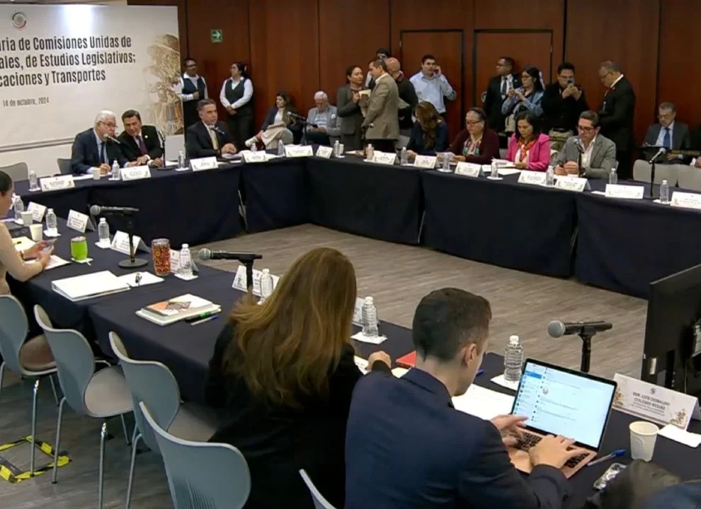 Reforma ferroviaria avanza en el Senado tras aprobación en comisiones