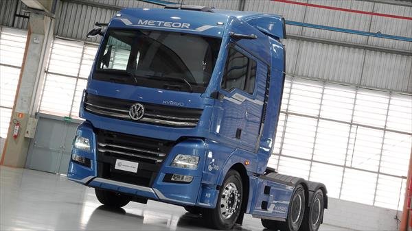 volkswagen innova en méxico con camiones de carga equipados con pantallas inteligentes y