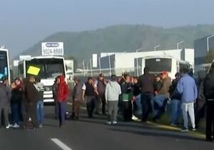 Transportistas bloquean ambos sentidos de la autopista México–Puebla por inseguridad
