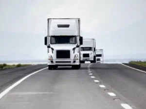 Camiones de carga restringidos en carreteras de México: lista actualizada