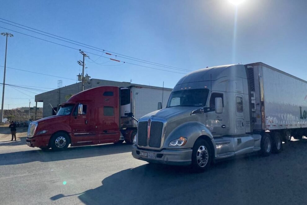 Transportistas mexicanos pierden licencias en EE. UU. por no hablar inglés