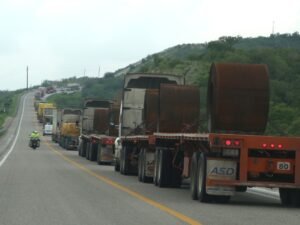 Cierre de carreteras en Tamaulipas deja pérdidas millonarias al transporte de carga