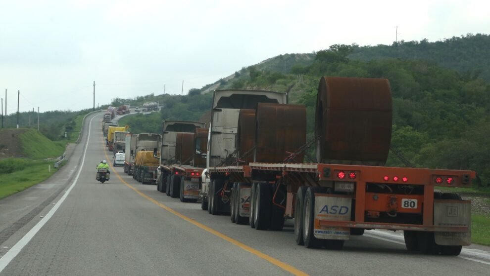 Cierre de carreteras en Tamaulipas deja pérdidas millonarias al transporte de carga