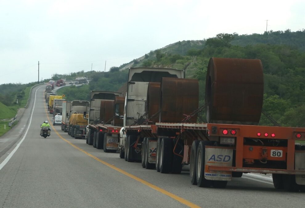 Cierre de carreteras en Tamaulipas deja pérdidas millonarias al transporte de carga
