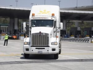 SICT anuncia que la prohibición de permisos para transporte de carga combinada entraría en vigor en cuatro meses