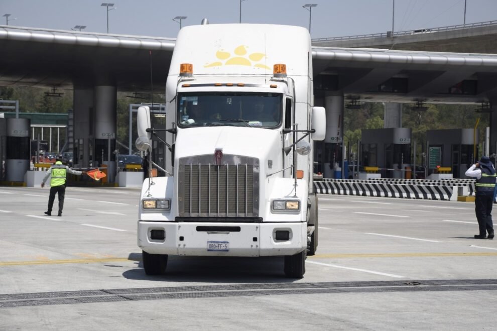 SICT anuncia que la prohibición de permisos para transporte de carga combinada entraría en vigor en cuatro meses